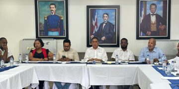 Senador Pedro Tineo encabeza mesa de trabajo con funcionarios provinciales para impulsar soluciones conjuntas en Monte Plata