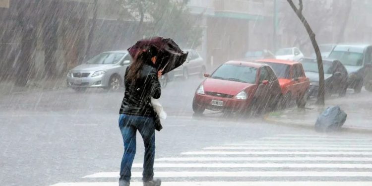 Vaguada provocará fuertes aguaceros esta tarde en el Cibao y el sureste