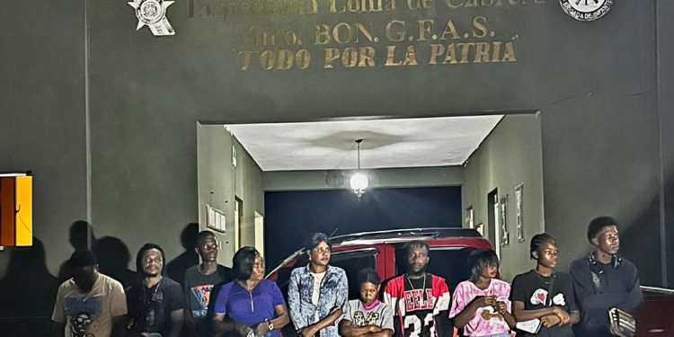 Ejército intercepta camioneta con 11 haitianos indocumentados en Loma de Cabrera