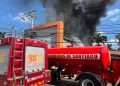 Se registra incendio en almacén tienda de computadoras en Santiago; 911 coordina asistencia