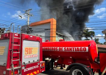 Se registra incendio en almacén tienda de computadoras en Santiago; 911 coordina asistencia
