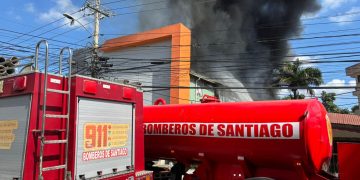 Se registra incendio en almacén tienda de computadoras en Santiago; 911 coordina asistencia