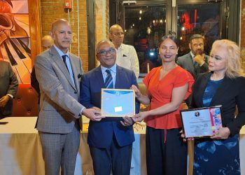 Reconocen trayectoria profesional de Olivo De León