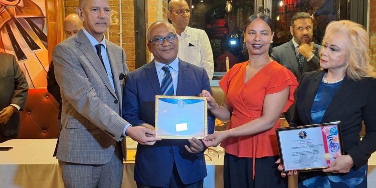 Reconocen trayectoria profesional de Olivo De León