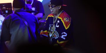 Ñengo Flow sorprende en La Casa de Alofoke 2: ovación, regalos, música nueva y una parranda navideña