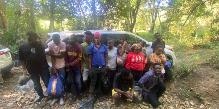 Ejército detiene 30 indocumentados haitianos en tres vehículos en Monción, Santiago Rodríguez