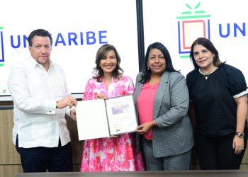 Decana Altagracia Tavárez es honrada como huésped distinguida de la ciudad de Miami
