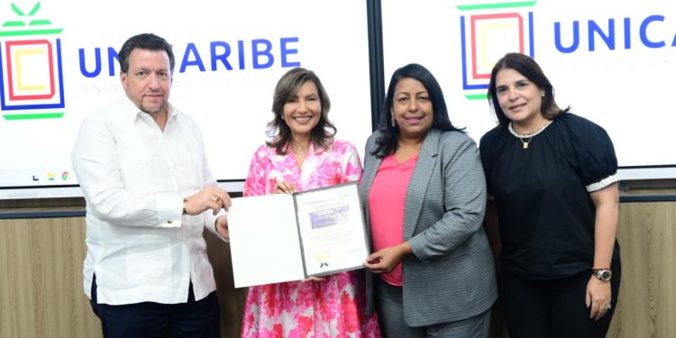 Decana Altagracia Tavárez es honrada como huésped distinguida de la ciudad de Miami