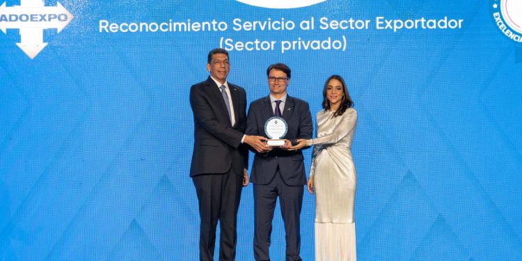 DP World en República Dominicana recibe el premio “Servicio al Sector Exportador” otorgado por ADOEXPO