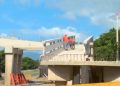Obras Públicas instala está noche las vigas centrales del nuevo puente peatonal y motorizado en Villa Altagracia