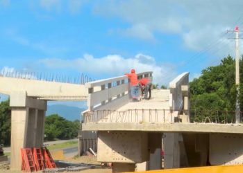 Obras Públicas instala está noche las vigas centrales del nuevo puente peatonal y motorizado en Villa Altagracia