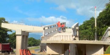 Obras Públicas instala está noche las vigas centrales del nuevo puente peatonal y motorizado en Villa Altagracia