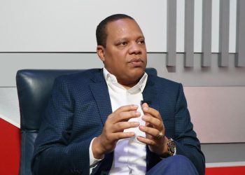 Eddy Alcántara: Voz firme en defensa  del gobierno y aliado del consumidor