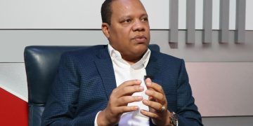 Eddy Alcántara: Voz firme en defensa  del gobierno y aliado del consumidor