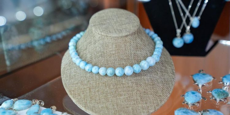 INFOTEP destaca formación de 645 artesanos y 427 joyeros en la Escuela de Larimar en Bahoruco–Ciénaga de Barahona