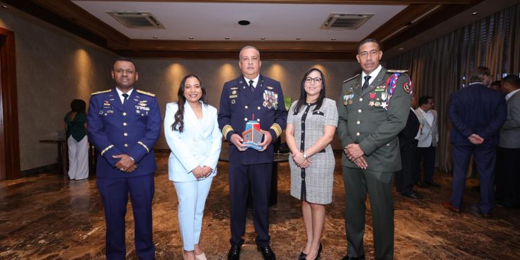 Asociación de Navieros reconoce a director de Migración por aportes al sector marítimo y portuario