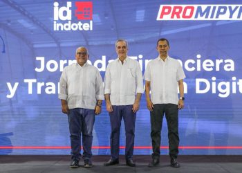 Abinader entrega de RD$150 millones en créditos para 630 mipymes en DN; Indotel impulsa programa de alfabetización digital