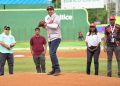 Eddy Alcántara lanza la primera bola en partido entre Leones del Escogido y Estrellas Orientales