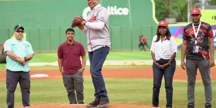 Eddy Alcántara lanza la primera bola en partido entre Leones del Escogido y Estrellas Orientales