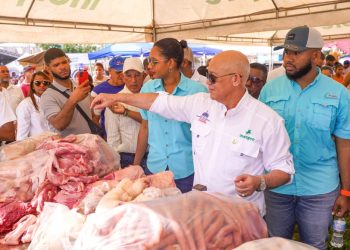 Inespre da inicio en Los Frailes al programa Grandes Ferias de Productores, como parte de la Brisita Navideña