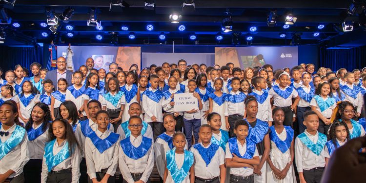 Dío Astacio encabeza graduación de 1,560 niños del nivel inicial de inglés a través del PROA