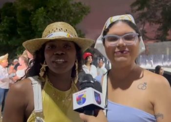 Fanáticos abarrotan el Olímpico para ver el concierto de Bad Bunny este viernes