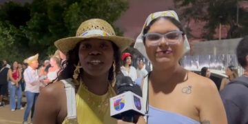 Fanáticos abarrotan el Olímpico para ver el concierto de Bad Bunny este viernes