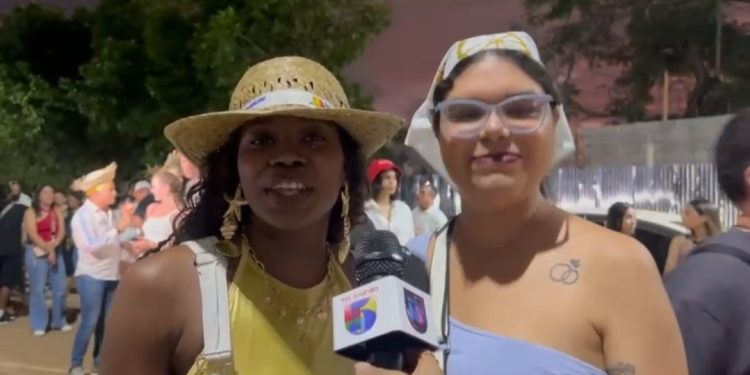 Fanáticos abarrotan el Olímpico para ver el concierto de Bad Bunny este viernes