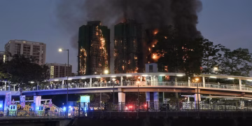 Drones, grúas y voluntarios sostienen la esperanza en un Hong Kong azotado por la tragedia