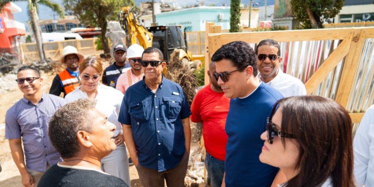 David Collado supervisa obras que ejecuta turismo en Higüey