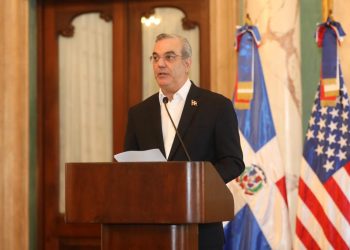 Abinader observa ley de gestión de residuos sólidos y regula uso de foam