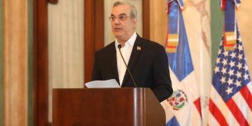 Abinader observa ley de gestión de residuos sólidos y regula uso de foam