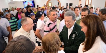 Leonel conversa con los productores de Ocoa