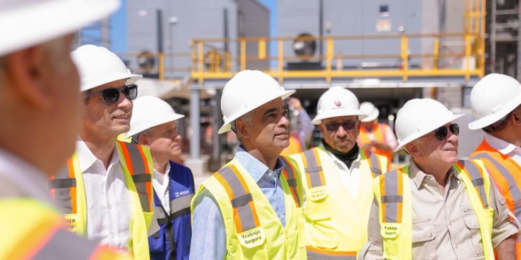 Ministro Joel Santos verifica avances construcción planta Energía 2000