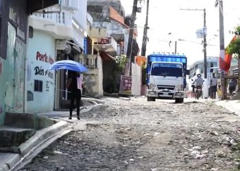 Residentes de Punta de Villa Mella viven entre calles destruidas, hoyos y entaponamientos constantes