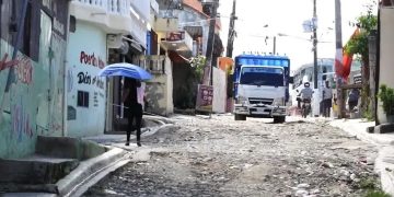 Residentes de Punta de Villa Mella viven entre calles destruidas, hoyos y entaponamientos constantes