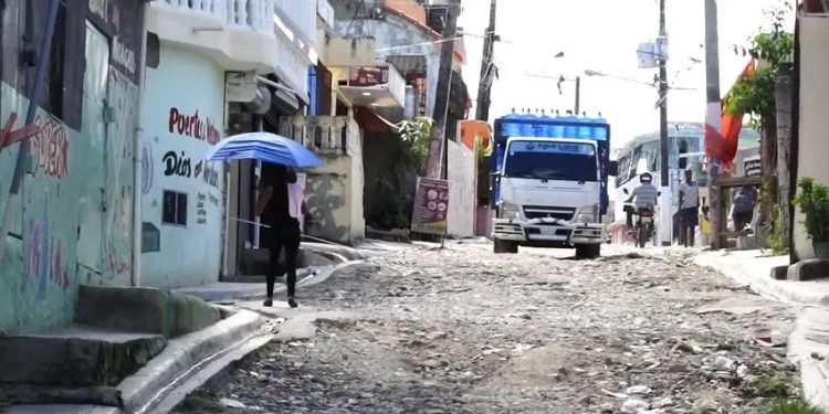 Residentes de Punta de Villa Mella viven entre calles destruidas, hoyos y entaponamientos constantes