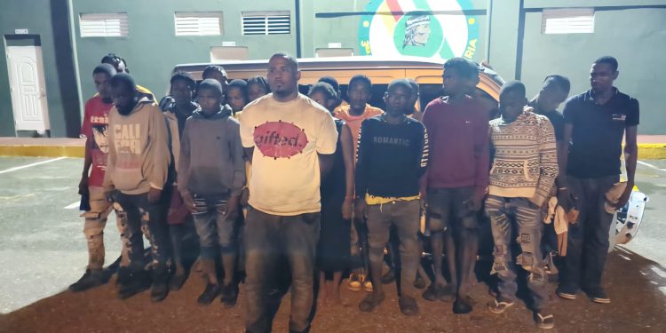Ejército detiene conductor de minibús que transportaba 19 haitianos indocumentados en San Juan de la Maguana