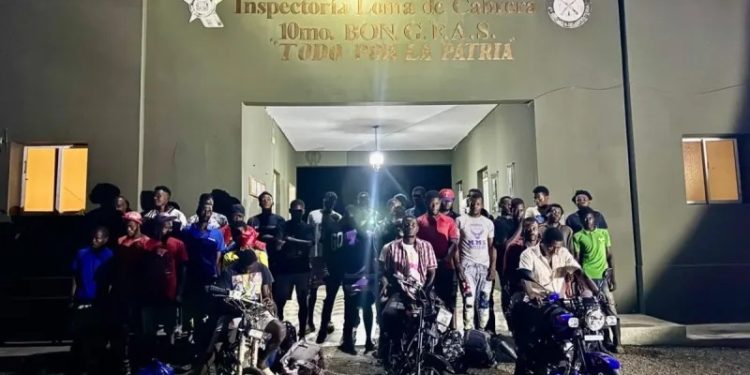 ERD detiene a 18 haitianos indocumentados en Loma de Cabrera