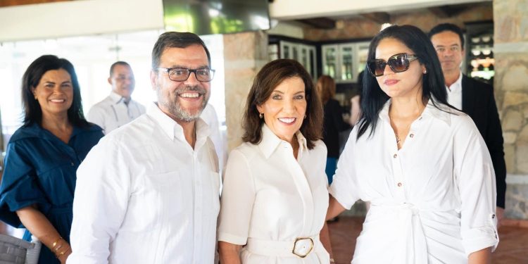 Familia Cabrera Santana ofreció recepción a la gobernadora de Nueva York Kathy Hochul