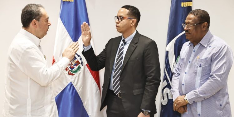 SNS juramenta nuevo director del Hospital Municipal de Boca Chica