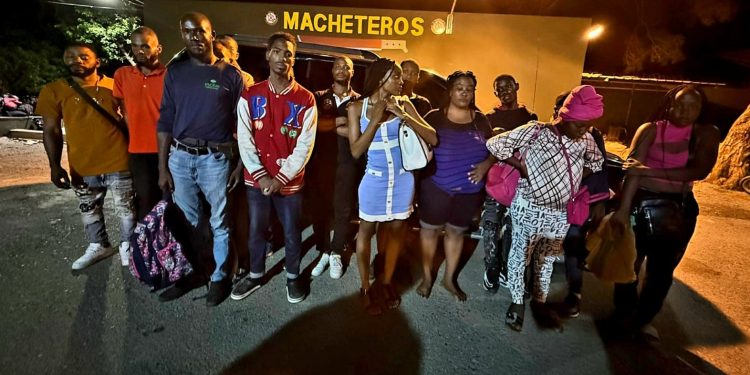 Ejército detiene a 32 haitianos indocumentados en dos jeepetas en Mao, Valverde