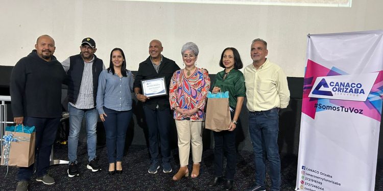 Salvador Batista participa en conferencia “El ABC del Periodismo Turístico” en Orizaba, Veracruz, México