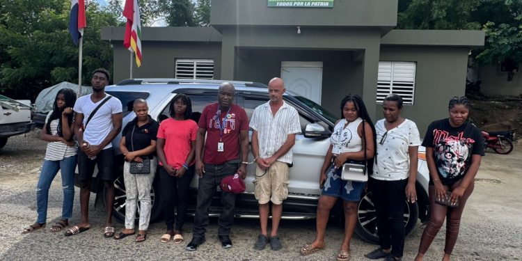 Ejército detiene ciudadano canadiense que transportaba a ocho haitianos indocumentados en Dajabón