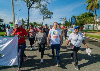 Coopsema y Fencoopsegud realizan exitosa caminata por a familia