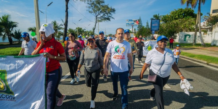 Coopsema y Fencoopsegud realizan exitosa caminata por a familia