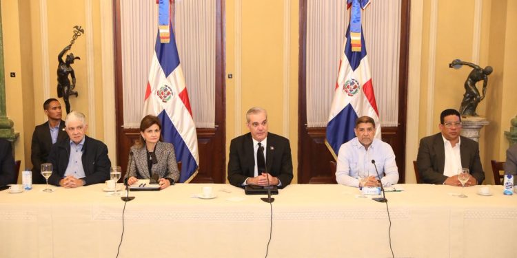 Abinader se reúne con funcionarios para continuar evaluando seguimiento a daños causados por fenómeno atmosférico Melissa