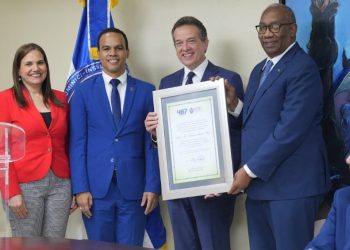 UASD reconoce a Víctor “Ito” Bisonó por su apoyo a proyectos de innovación y formación práctica