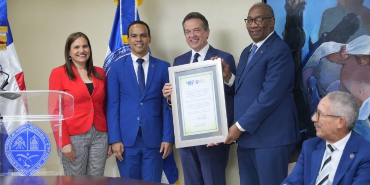 UASD reconoce a Víctor “Ito” Bisonó por su apoyo a proyectos de innovación y formación práctica