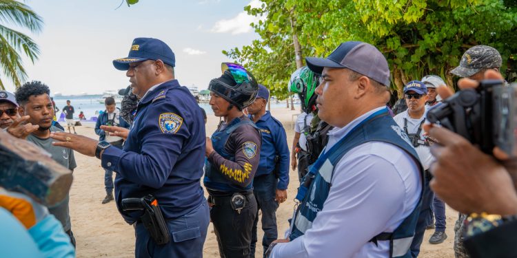 Alcaldía de Boca Chica interviene por segunda ocasión negocios irregulares que volvieron a instalarse en la playa